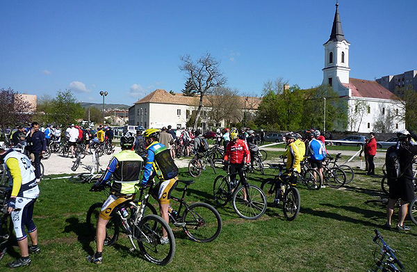 Tavaszköszöntő Kerékpáros Teljesítménytúra Várpalotán